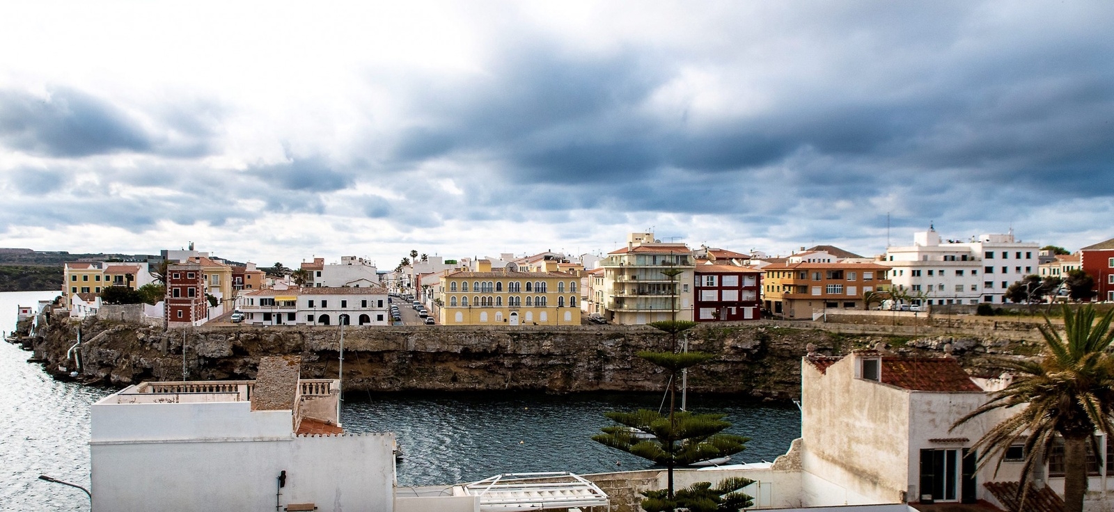 Huvudorten på Menorca heter Mahon, Maó på katalanska, och har en stor vacker hamn.