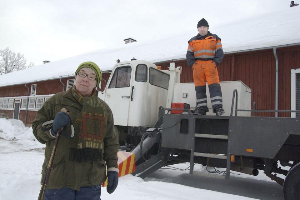 Agneta Meijer, som äger Flöxhults säteri, har anlitat Janne Kujalas firma för att få bort snön från ladugårdstaket.