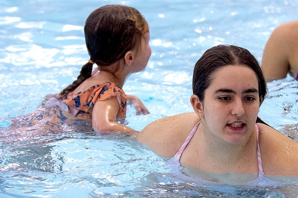 ”När barnen har blivit ordentligt trygga i vattnet är det betydligt enklare att lära sig simma. Jag rekommenderar att barn börjar i simskola från fyra års ålder.”, säger Jasmin El Mokri., tränare.