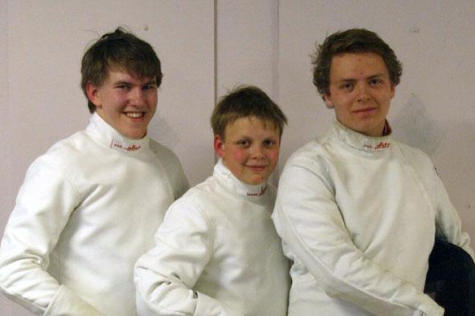 Tre av de fyra unga fäktarna i arrangörsklubben Ystads FK som ställer upp i helgens stortävling, från vänster Magnus Nord, Tim Nilsson och Christopher Tvede-Möller. Carl Henrik Dahmén saknas på bilden.