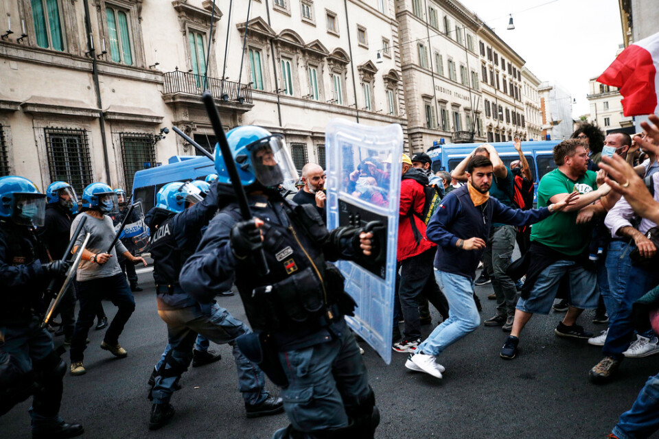 Italiensk polis har gripit minst tolv personer efter lördagens anti-vaccinupplopp i Rom.
