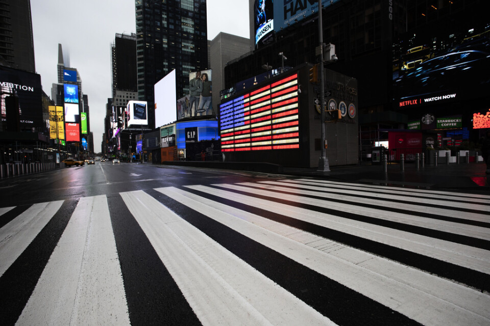 Times Square i New York i USA var nästan tomt på måndagen då restriktionerna för att minska spridningen av det nya coronaviruset trätt i kraft.