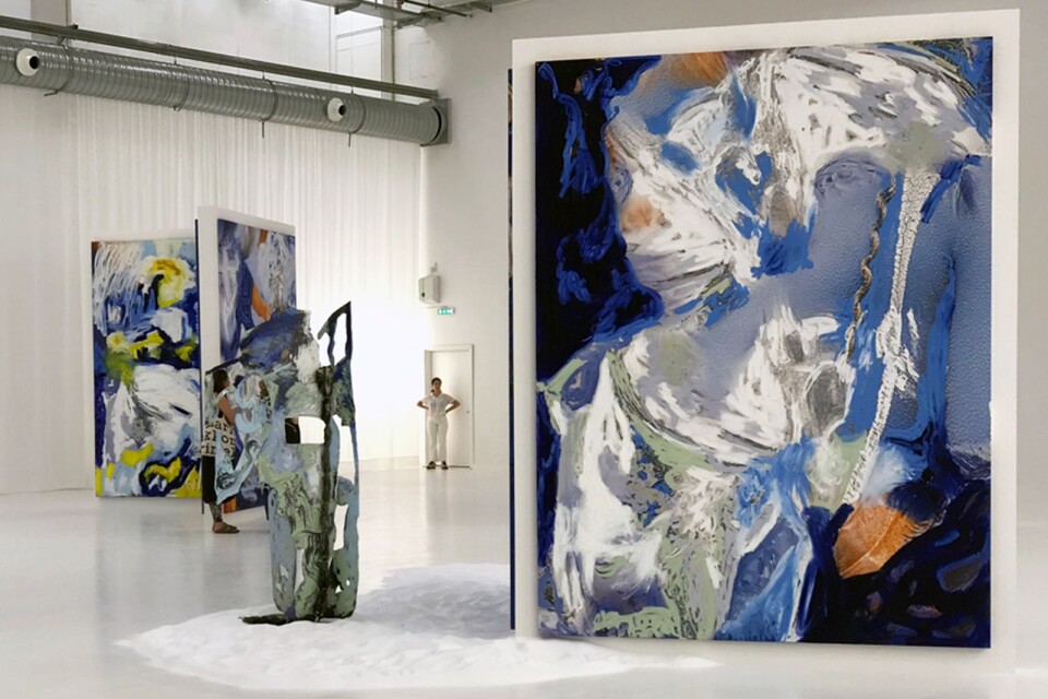 Storleken på Donna Huancas målningar blir tydligt när man ser kvinnan längst bort på bilden.