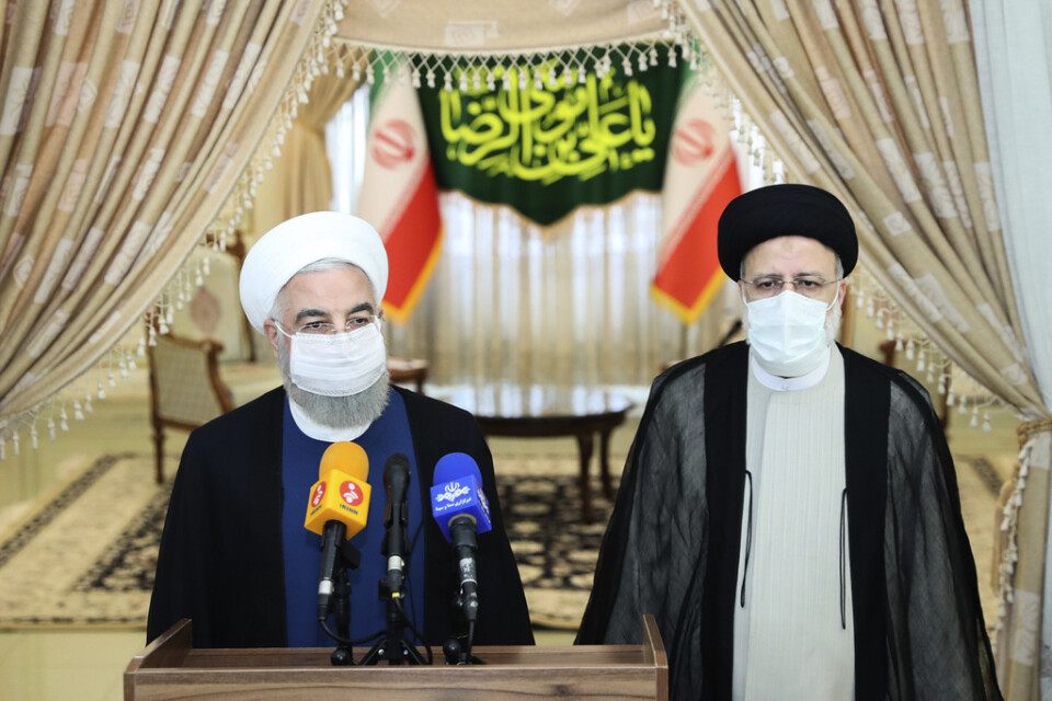 Sittande president Hassan Rohani tillsammans med valsegraren Ebrahim Raisi under en presskonferens efter valet.