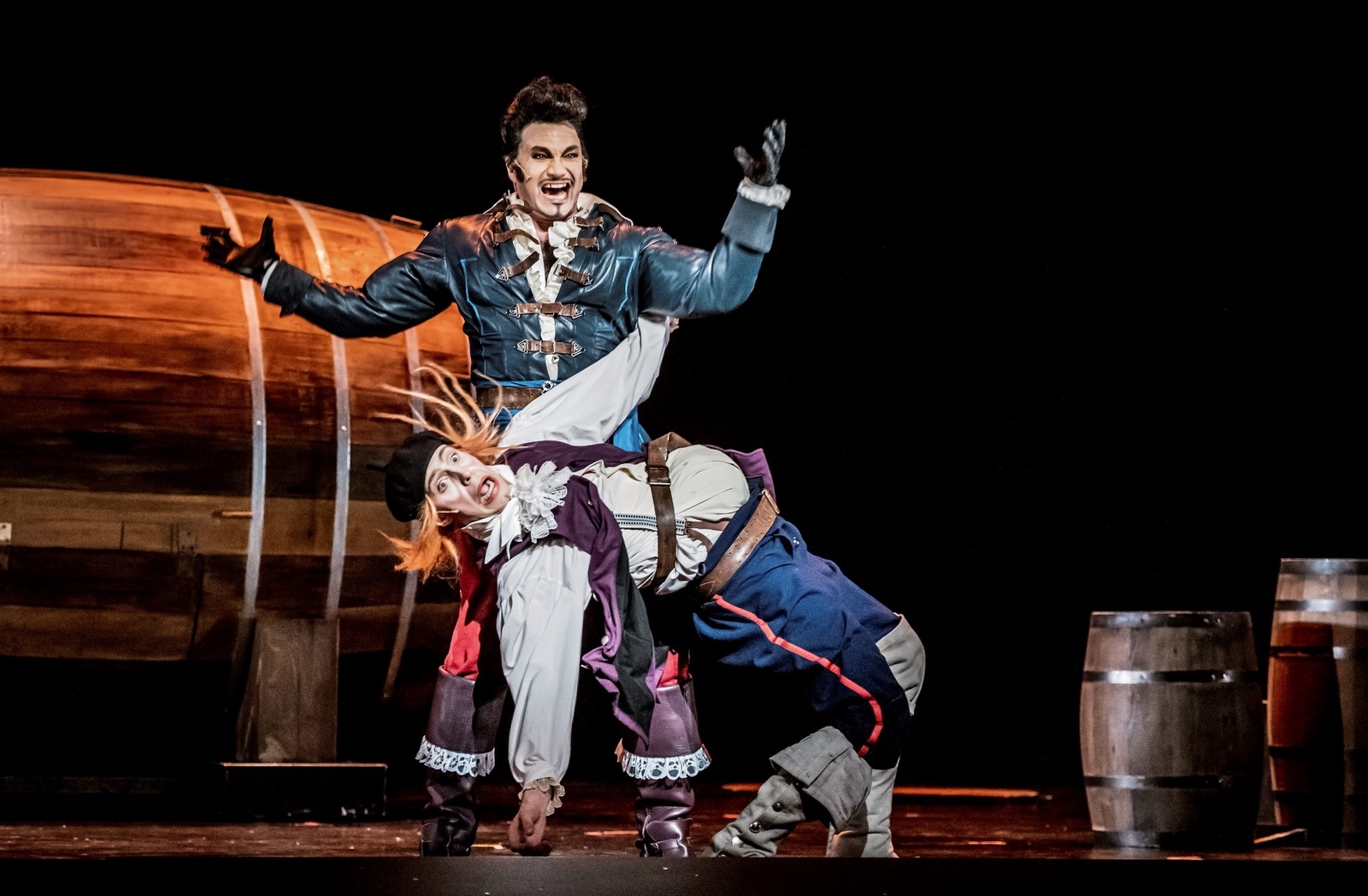 Gaston som spelas av John Martin Bengtsson och Lefou som görs av Oscar Pierrou Lindén.
Foto: Jonas Persson