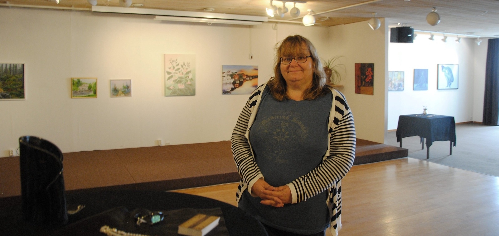 Jeanette Junge är ordförande i Nordskånska konstnärsgillet som arrangerar höstens konstrunda. I Hedbergshuset i Vinslöv är alla utställare representerade.       foto: Magnus Wahlström