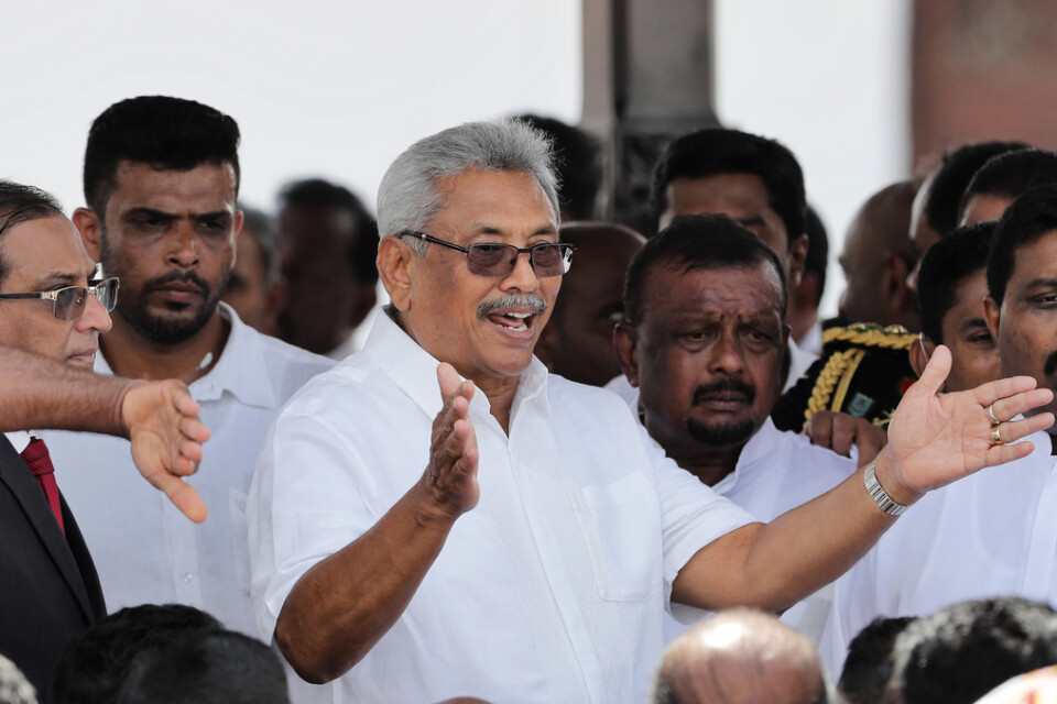 Sri Lankas nya president Gotabaya Rajapaksa talar inför anhängare under en ceremoni i måndags då hans svors in på sitt nya ämbete.