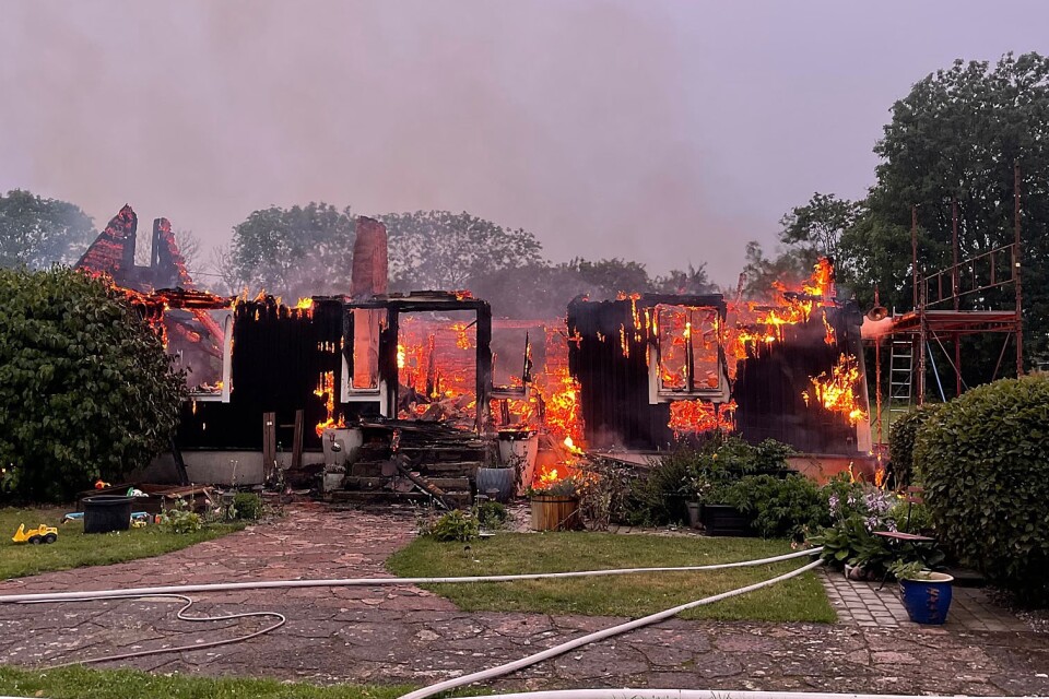 Den övertända villan i Folkeslunda fick brinna ner till grunden då räddningstjänsten tvingades prioritera att elden inte skulle spridas till boningshuset bredvid.