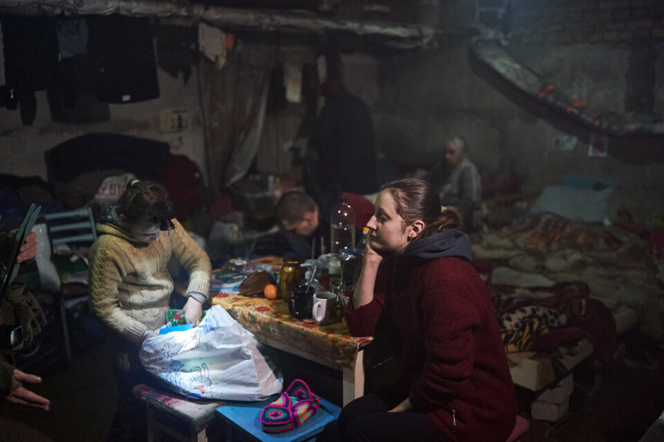 Anna och hennes dotter Nastja tar skydd i en källare i Soledar medan de ryska attackerna pågår utanför. Bild från den 21 december.
