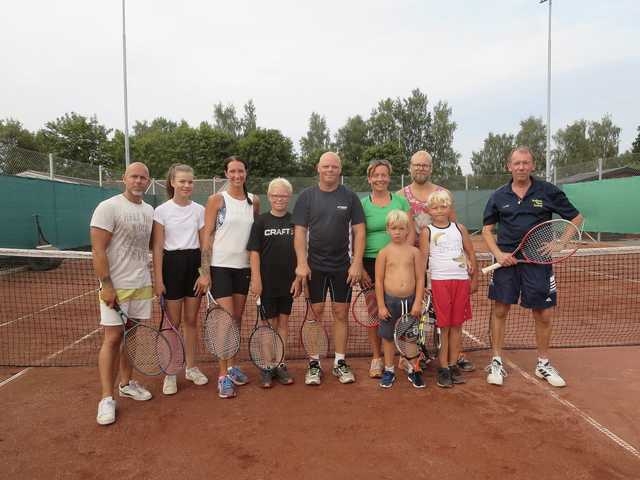 Det var många som kom då Hästveda Tennisklubb inbjöd allmänheten att prova på den förr så kallade vita sporten.  Foto: Hästveda TK