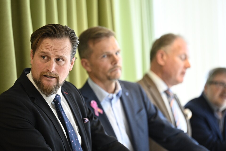 Carl Johan Sonesson (M) presenterar det nya styret tillsammans med Per Einarsson (KD), Gilbert Tribo (L) och Niclas Nilsson (SD) i Region Skåne vid en presskonferens i Regionhuset Dockan i Malmö