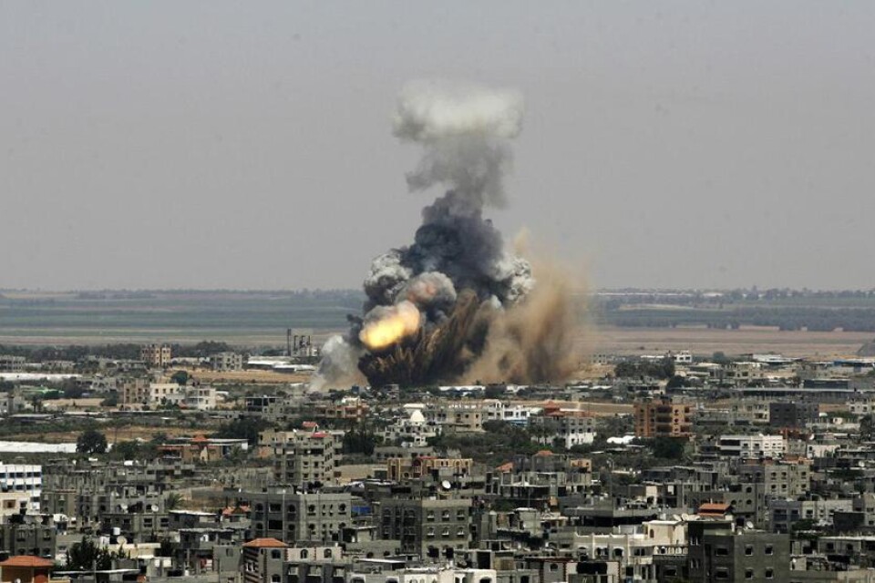 En israelisk missil slår ned i Rafah på Gazaremsan. Det var när Stefan Löfven skrev på Facebook om konflikten mellan Israel och Hamas som hans kommentarsfält fylldes med grovt judehat.