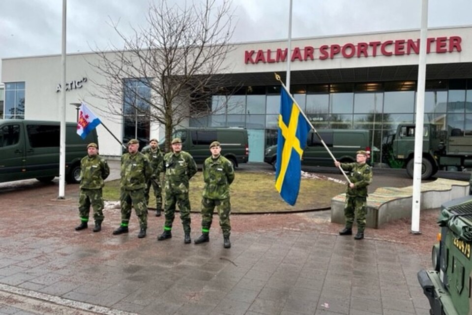 Hemvärnspersonal och fordon vid Kalmar Sportcenter.