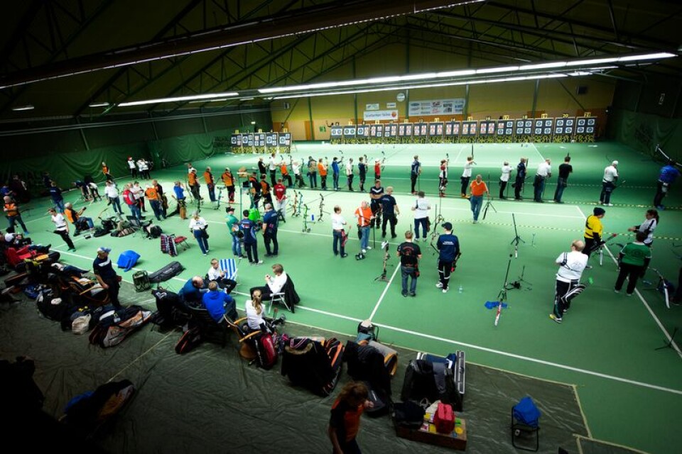 Översiktsbild över tennishallen i Vä. Över 80 skyttar kom till start i Christmas Open.