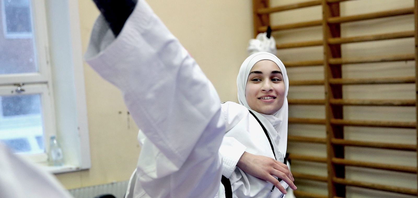 Rim Bayaas styrka är hennes aggressivitet och vighet. 16-åringen hyllar den stenhårda träningen i Chae Taekwondoklubb – som förhoppningsvis ska ta henne till ett OS. Foto: Stefan Sandström