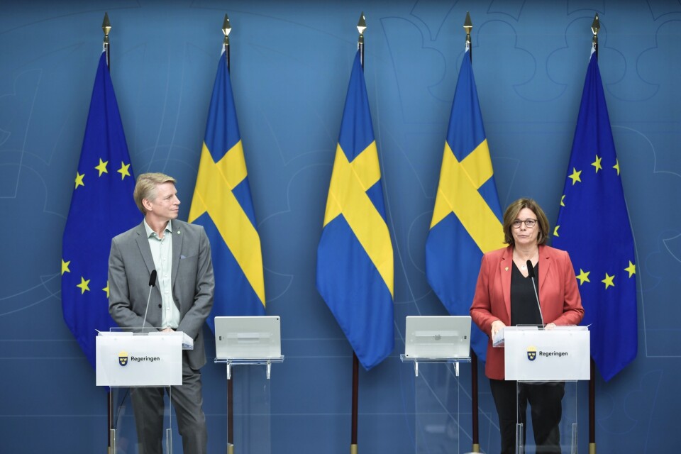 Språkrören och ministrarna Per Bolund och Isabella Lövin presenterar förslag som inte är utredda i vanlig ordning.