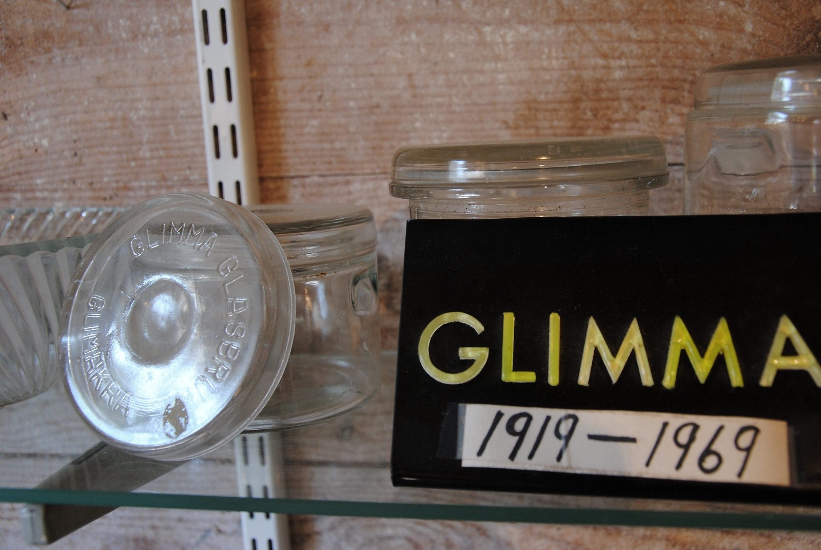 Glimåkra hembygdsförening visar glas från Glimma glasbruk, som lades ned 1967.                                    FOTO: SUSANNE GÄRE