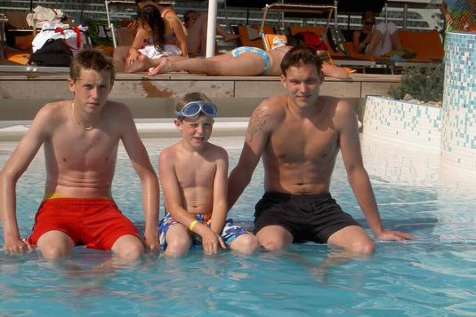 Kompisarna Kim, Jimmy & Joel från Tomelilla är på semester på en Medelhavskryssningsbåt och är sugna på att ta sig ett skönt bad i poolen.