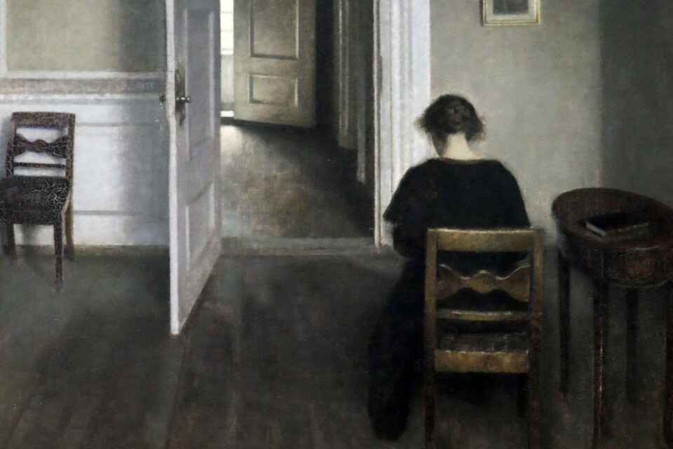 Hustrun Ida sitter modell på många av Wilelm Hammershøis målningar. Det ovanliga med den här målningen är att dörrarna till två angränsande rum står öppna.