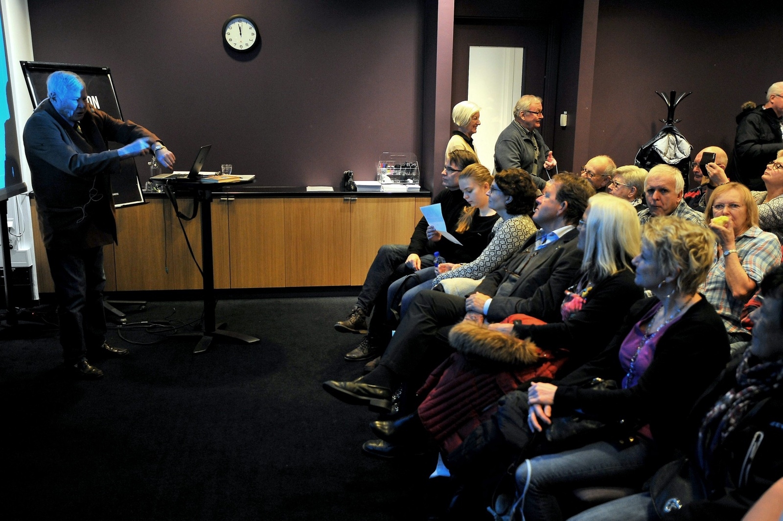 Journalisten Staffan Heimerson drog en anekdot om tid för publiken minuten innan hans föredrag om Sydney började. Foto: Stefan Persson