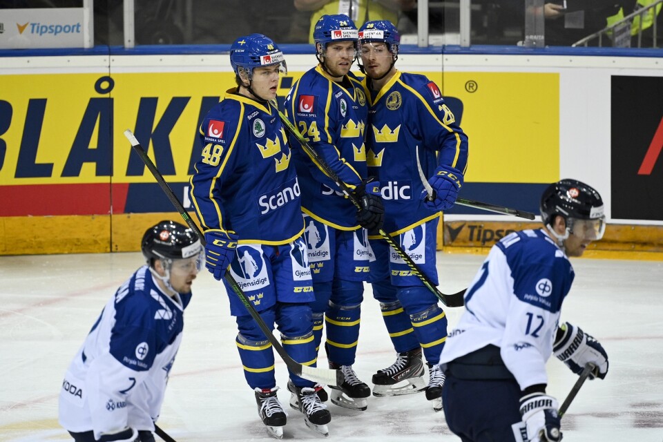 Jesper Frödén, höger, jublar tillsammans med sina kedjekamrater efter att ha gjort Sveriges första mål i segern mot Finland.