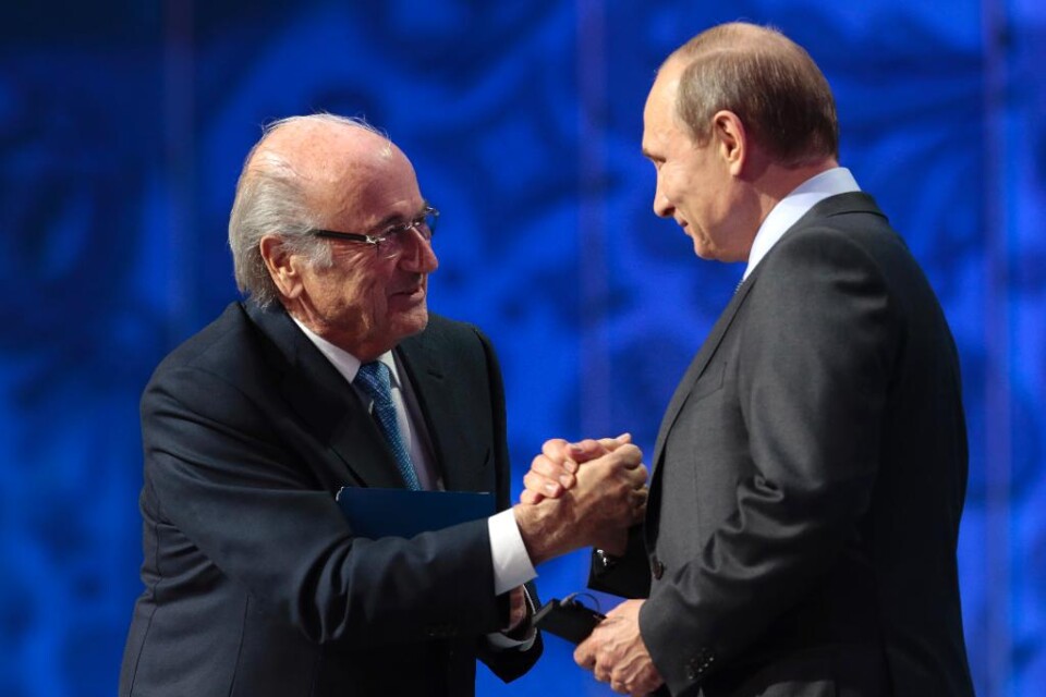 Fifas ordförande Sepp Blatter förtjänar Nobelpriset för sitt ledarskap i det internationella fotbollsförbundet, uppgav Rysslands president Vladimir Putin i en intervju med den schweiziska tv-kanalen RTS. - Jag tycker att personer som herr Blatter eller