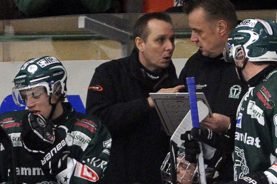Tingsryds sportchef Anders Gustavsson (till vänster) i samspråk med tränaren Kari Rauhanen under gårdagens segermatch mot Västerås.