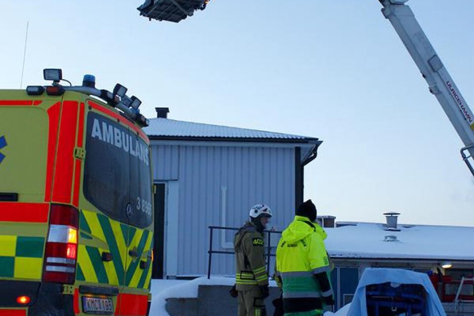 Räddningstjänsten tog ner en man från ett tak under tisdagsmorgonen.