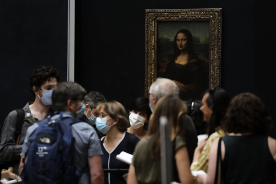 Journalister visas runt i Louvren i Paris inför öppnandet på måndag.