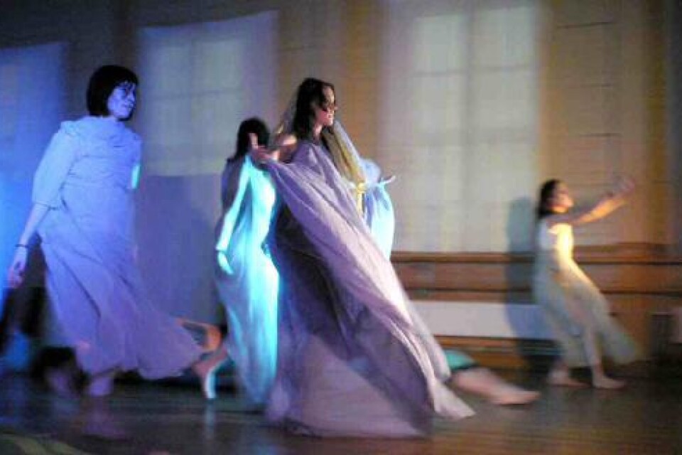 Underbart vacker belysning och poetisk drapering förstärkte ett omväxlande och välgjort dansprogram på Norrtullskolan av estetiska programmets årskurs tre.
