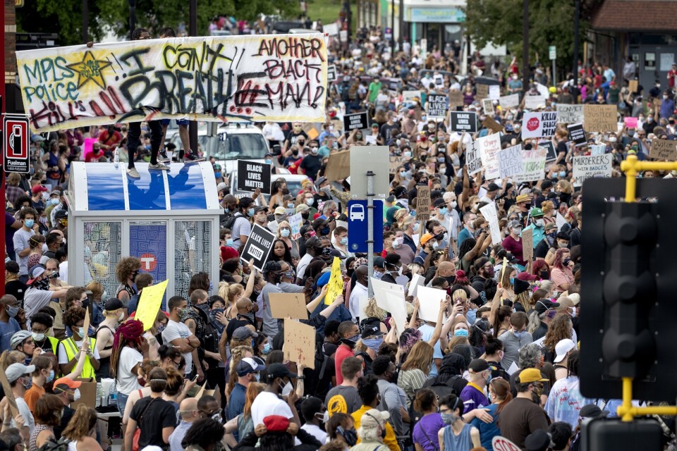 Demonstranter på Minneapolis gator efter det uppmärksammade dödsfallet.