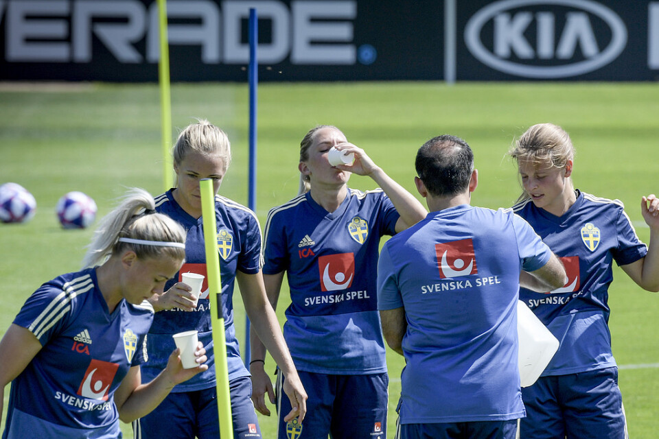 Det svenska damlandslaget, med Kosovare Asllani (mitten) tillbaka i träning, drack mycket vatten inför VM-åttondelsfinalen mot Kanada på Parc des Princes.
