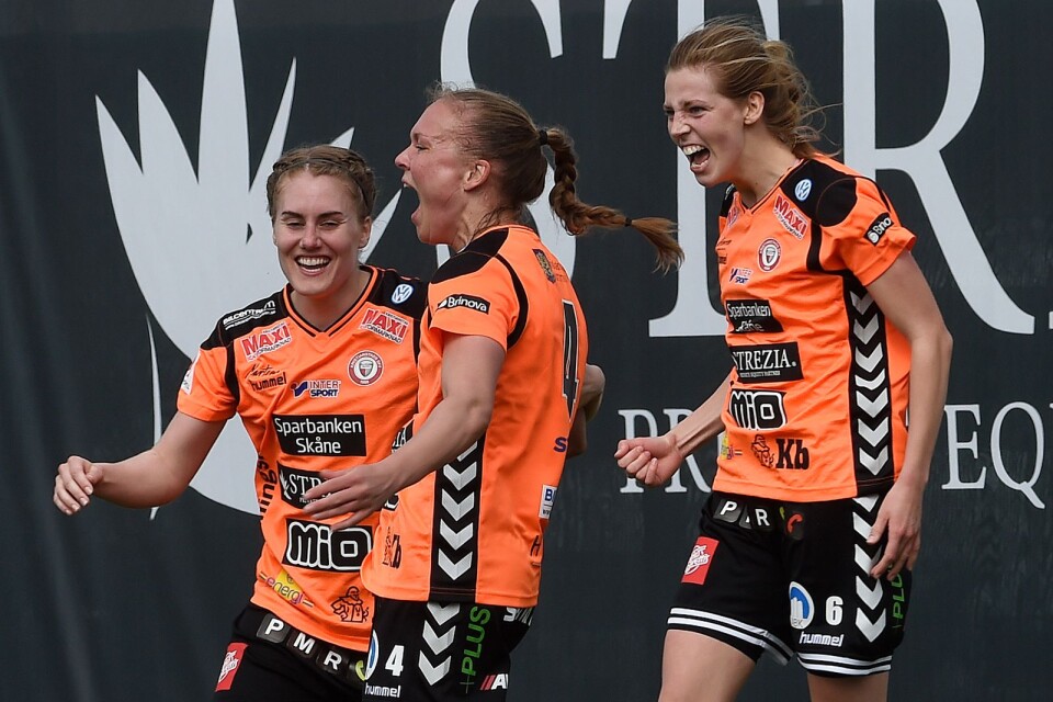 KDFF-spelare jublar efter första målet av Therese Ivarsson.