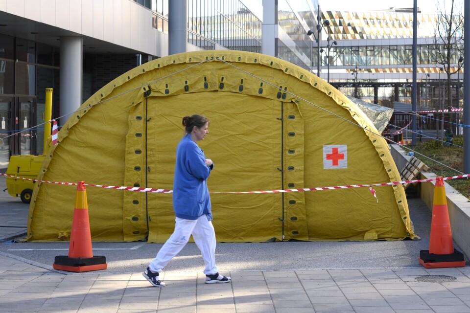 För att möta efterfrågan på vård har ett tält rests utanför entrén till intensivvårdsakuten vid Nya Karolinska i Solna.