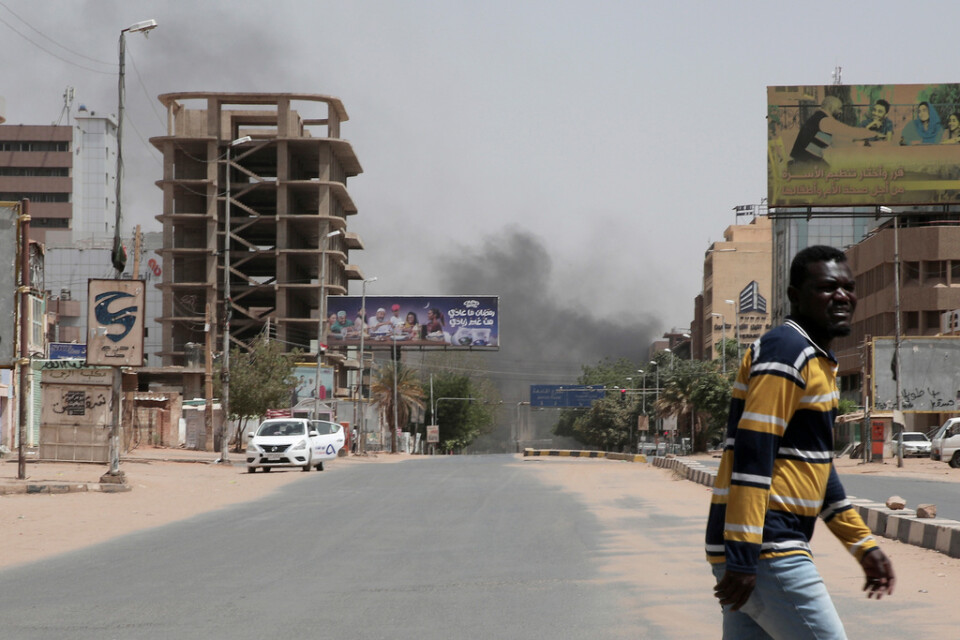 Rök stiger över Sudans huvudstad Khartum där strider pågått under lördagen.