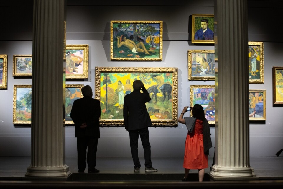 Besökare tittar på målningar av Paul Gauguin och Vincent van Gogh under en utställning i Moskva, Ryssland, tidigare i år. Arkivbild.