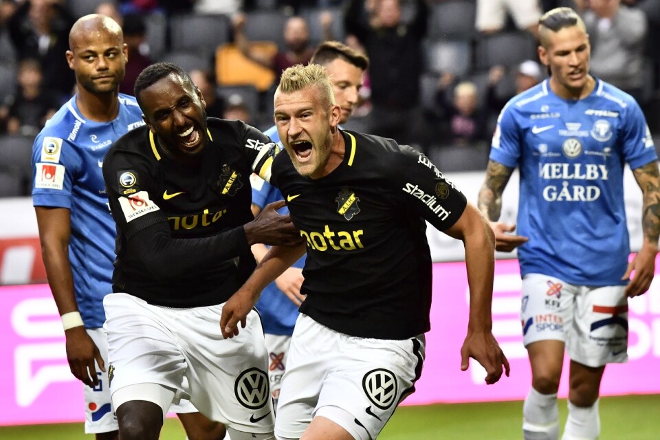 AIK:s Robin Jansson har gjort 1-0 och hyllas av Henok Goitom under söndagens allsvenska fotbollsmatch mellan AIK och Trelleborgs FF på Friends Arena. Bakom till höger syns Isak Jönsson som på nytt svarade för en imponerande insats.
