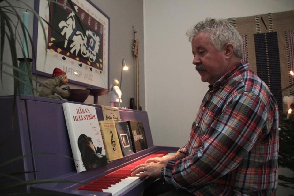 Ommålat. Vid det lila pianot i vardagsrummet skriver Pelle Jageby en del av sitt material. Andra gånger tar han gitarren till hjälp.