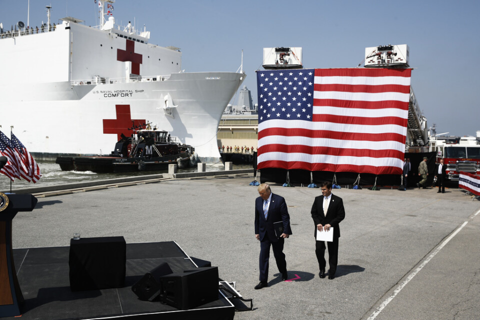 Den amerikanska flottans sjukhusfartyg USNS Comfort avseglade på lördagen mot virusdrabbade New York. President Donald Trump och försvarsminister Mars Esper fanns på plats för en ceremoni.