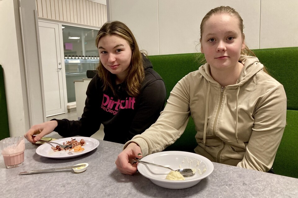 ”Bra för dem som inte hinner äta hemma”. Niondeklassarna Amanda Träng och Julia Sandberg passar på att få mat i magen innan lektionerna börjar. .