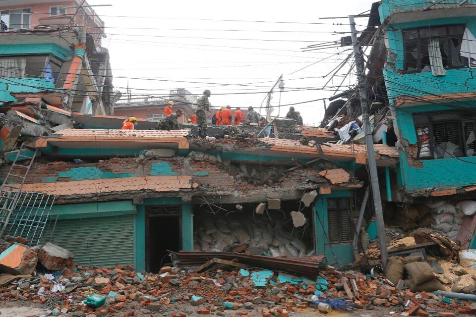 Siffran över antalet döda efter lördagens jordskalv i Nepal har stigit till 4 310, säger inrikesdepartementets talesman. Nästan 8 000 har rapporterats skadade. Fortfarande finns inga siffror över saknade. Många vaknade på tisdagen efter den tredje natte