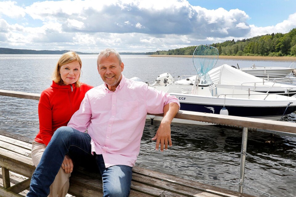 Lilian Arturén och Atle Johansen på bryggan vid Åsundens strand, ett hundratal meter från huset där de hittat tillbaka till lugnet och rötterna.
