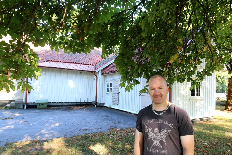Patrik Karlsson är fotograferad vid Tingshuset i Bollebygd. Där har han suttit många timmar på möten, och platsen tilltalar honom.