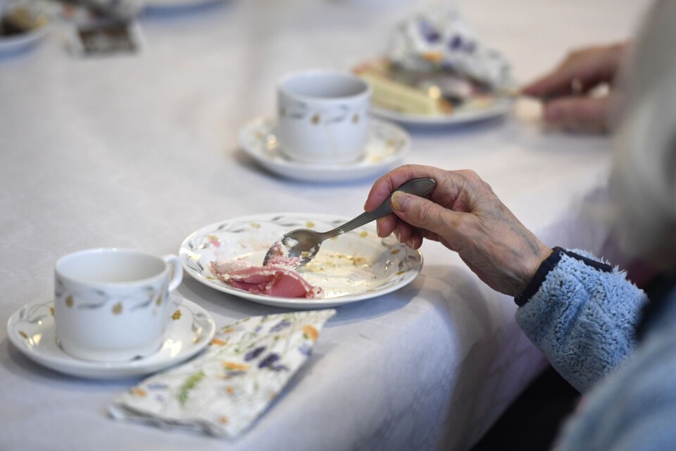 Undersköterskor gör mer än dricker kaffe med de äldre, skriver Cilla Olsson.