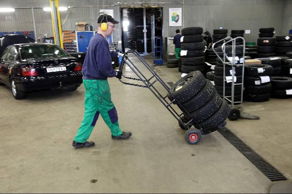 En del bilägare väljer att låta firman förvara däcken när de inte används. Bengt Larsson rullar fram fyra stycken med dubbar.