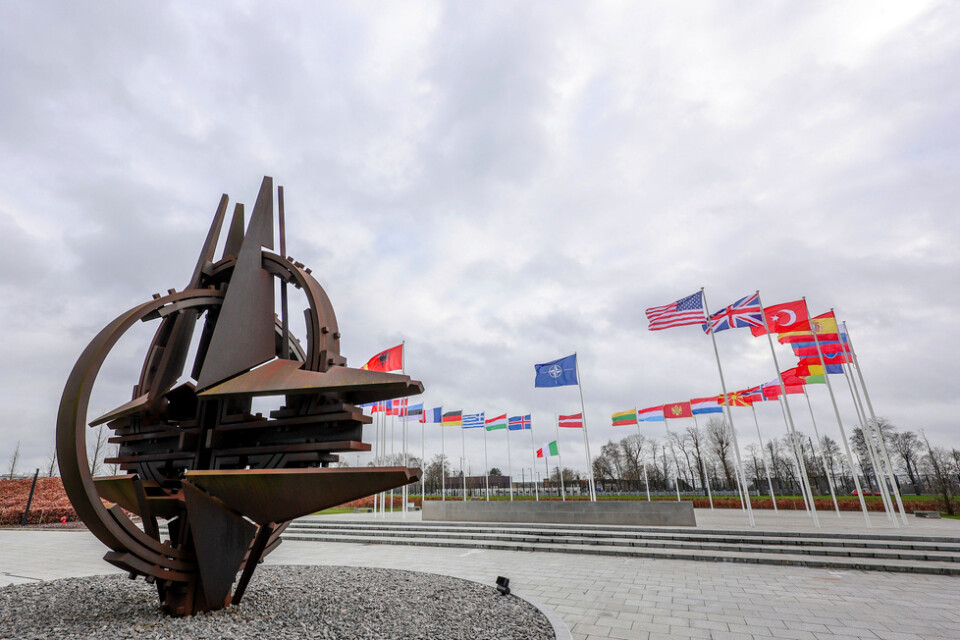 Natos symbol i statyform och de 30 medlemsländernas flaggor utanför militäralliansens högkvarter i Haren i nordöstra Bryssel. Arkivfoto.