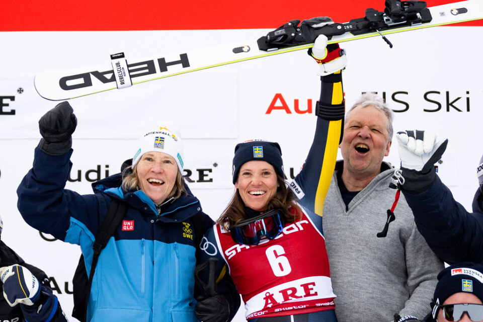 Sara Hector tillsammans med mamma Maria och pappa Sören som jublar över tredjeplatsen.