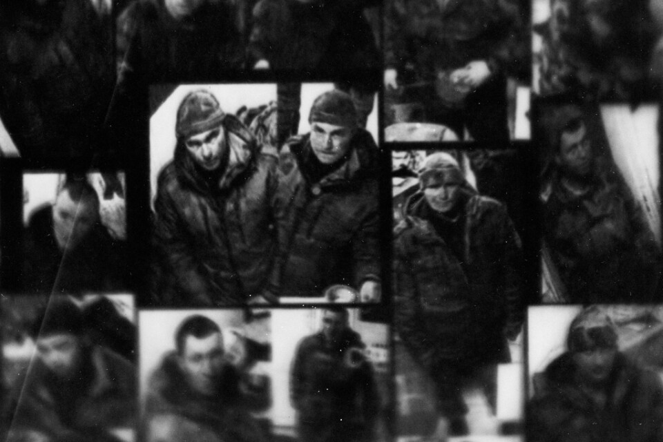 Ryska soldater på ett postkontor skickar föremål plundrade i Ukraina, i april 2022. Från Lisa Bukrejevas projekt "Do not look at pain of others" där konstnären arkiverat bilder från nyheterna. Pressbild.