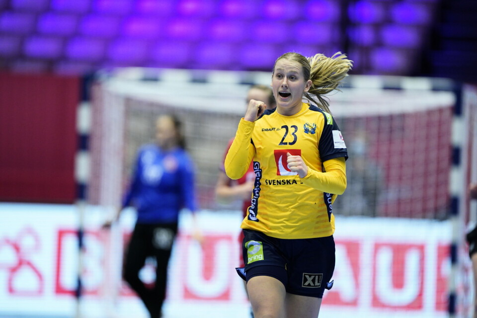 Emma Lindqvist jublar efter ett mål i EM-premiären.