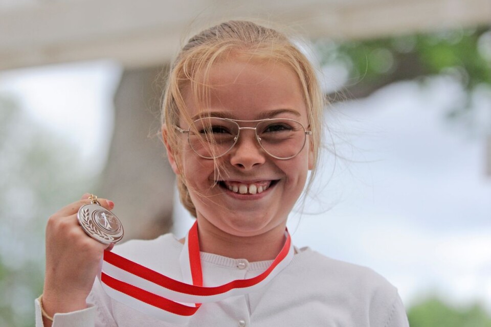 Mikaela Jansson, 11 år, visar stolt upp sin silvermedalj.